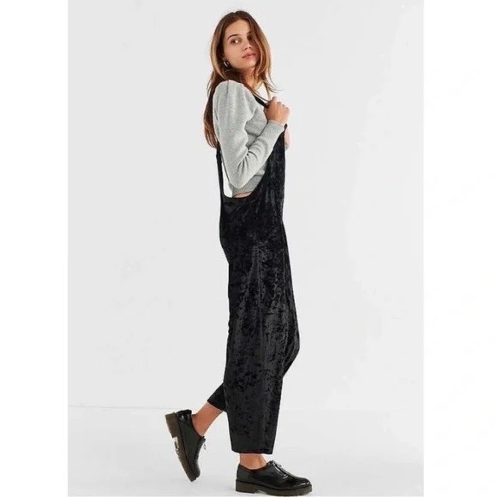 Urban Outfitters • Black Velvet Cropped Overalls - Picture 2 of 12